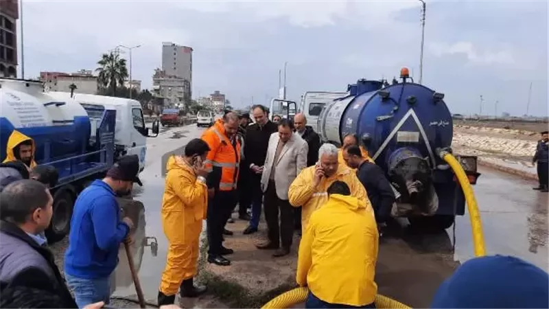 محافظ دمياط يتابع ميدانيا جهود شركةالمياه لسحب الأمطار من الشوارع
