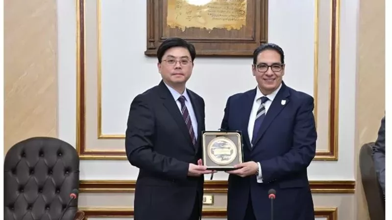 جامعة القاهرة تستقبل وفد جامعة بكين لتعزيز الشراكة الاستراتيجية