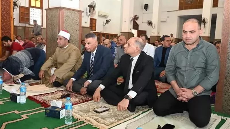 محافظ جنوب سيناء يؤدي صلاة الجمعة بمسجد الشهداء بشرم الشيخ