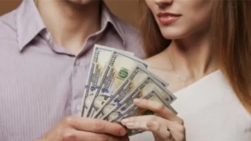 الإفتاء تبين مدى أحقية الزوج في الحصول على شيء من مال زوجته