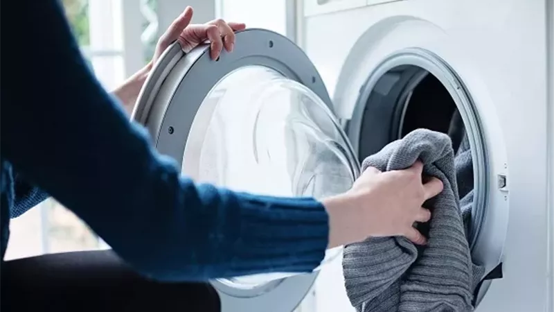خطأ شائع في استخدام الغسالة قد يسبب العفن والروائح الكريهة