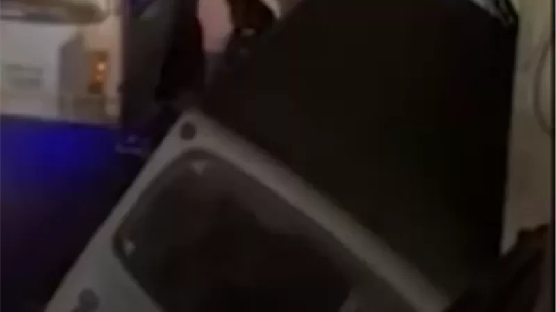 ميني باص يقتحم 
