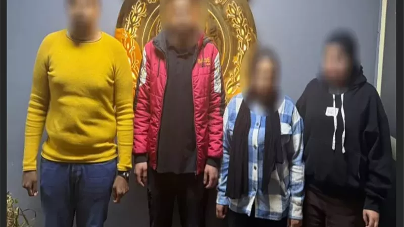 سقوط طرفي مشاجرة فتاتين وفرد أمن بموقف سيارات بالهرم