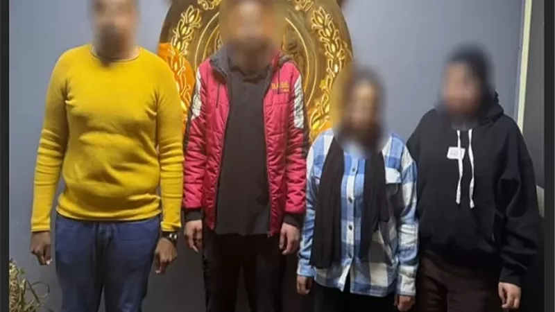 سقوط طرفي مشاجرة فتاتين وفرد أمن بموقف سيارات بالهرم