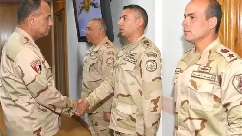 وزير الدفاع يلتقى عدداً من مقاتلى الجيشين الثانى والثالث الميداني