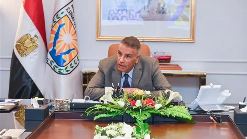 محافظ جنوب سيناء يبحث حل مشكلات المستثمرين والتيسير علي المواطنين
