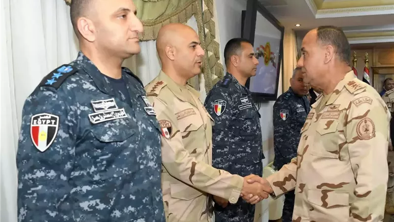 وزير الدفاع يلتقى عدداً من مقاتلى الأفرع الرئيسية