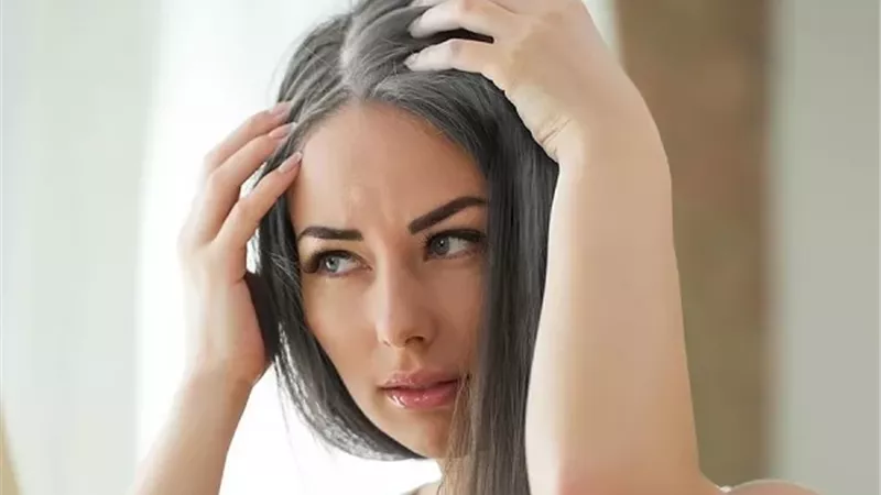 ودّعي الشيب بطرق طبيعية .. خلطة منزلية لتغميق الشعر بدون صبغة