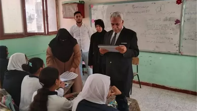 مدير تعليم الإسماعيلية يتفقد انتظام الدراسة بإدارة شمال..صور