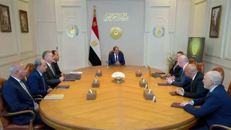 الرئيس السيسي يؤكد حرص مصر على تعزيز وتطوير العلاقات مع 