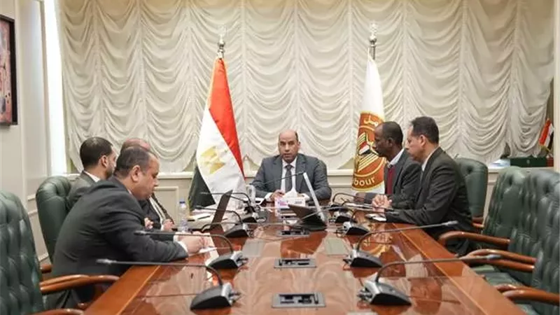 وزير العمل يبحث تنظيم قطاع توصيل الطلبات وتعزيز الحماية الاجتماعية