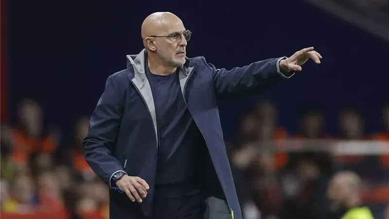 مدرب إسبانيا يشيد بأداء لاعب مصر ويؤكد: كانت مباراة صعبة