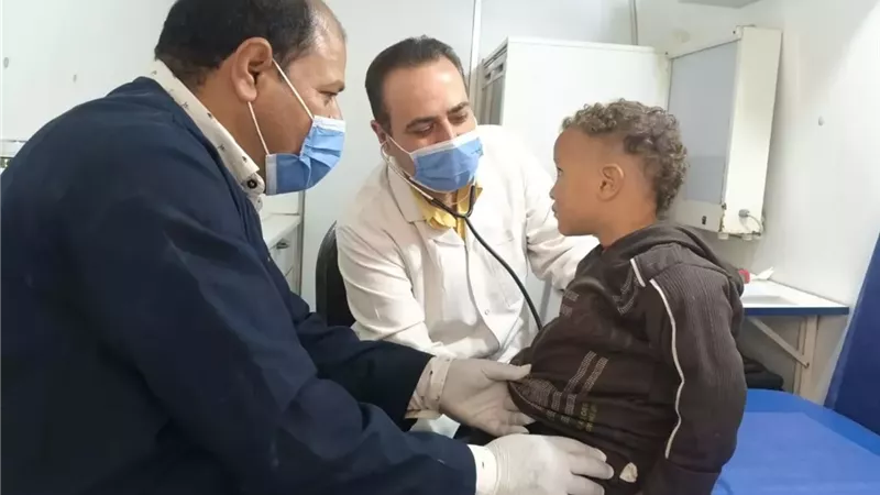 تقديم 1415 خدمة طبية مجانية بقرية بني غني ضمن «حياة كريمة»