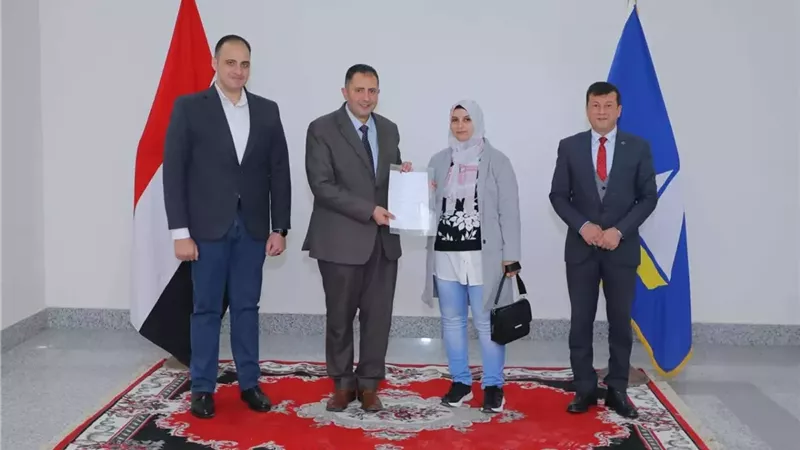 محافظ دمياط يُسلم عقود تقنين أراضى الدولة للمواطنين