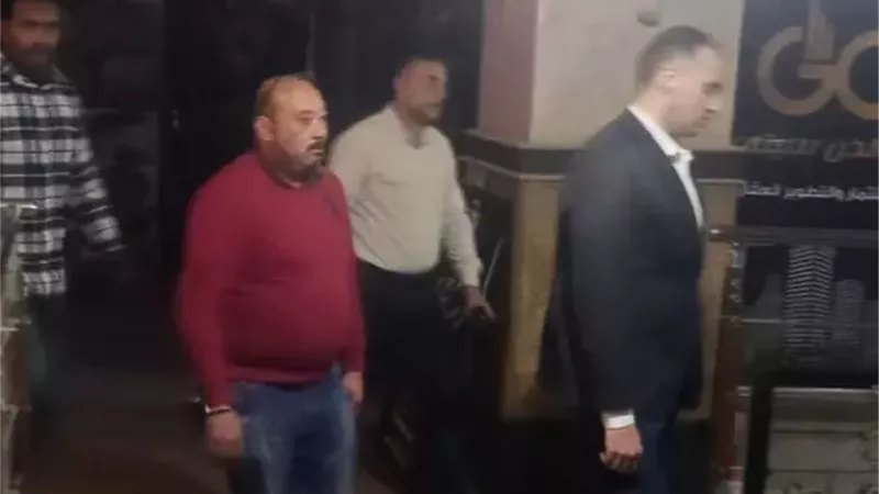 نائب المحافظ يتابع تنفيذ قرار غلق المحلات برأس البر