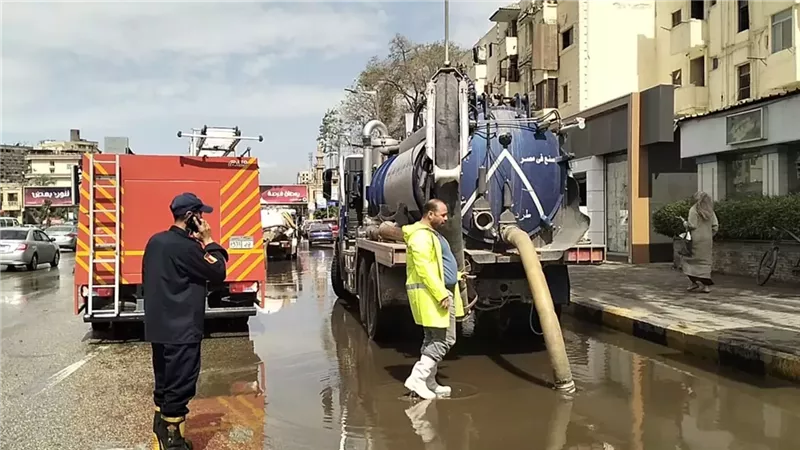 محافظ الجيزة يتابع جهود شفط مياه الأمطار وانتشار المعدات بالشوارع