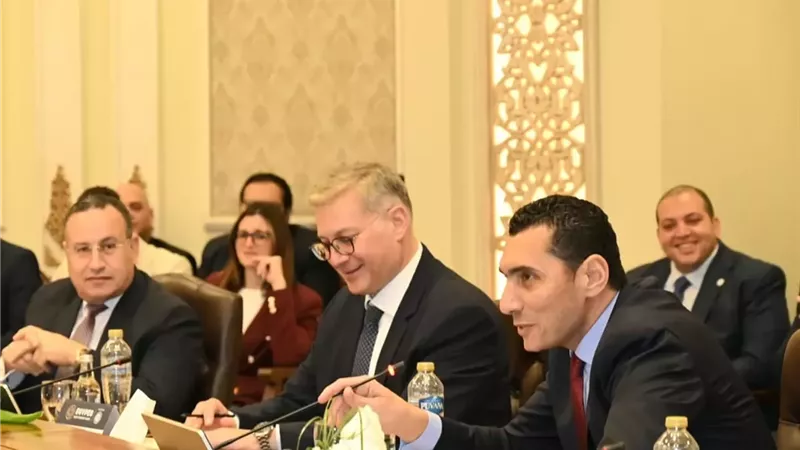 3 وزراء يعقدون مائدة مستديرة لتأهيل الكفاءات الشابة بقطاع الطاقة