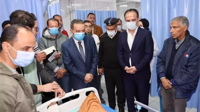 الغريب يزور مصابى حادث السادات للإطمئنان على حالتهم الصحية