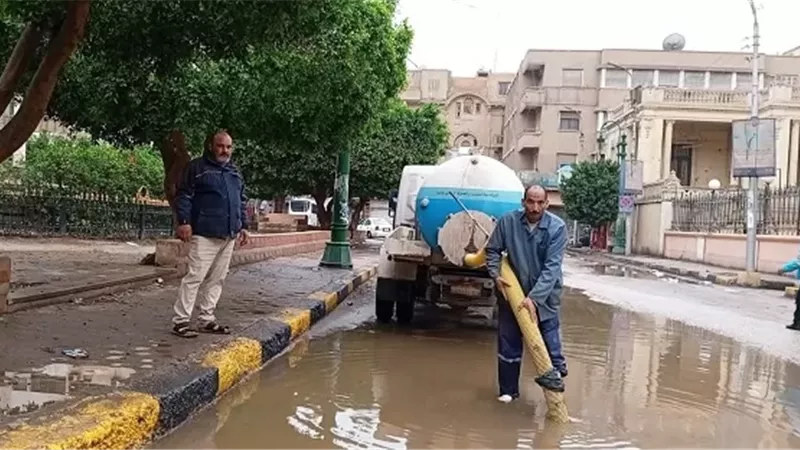 رئيس مدينة المنيا يتفقد إزالة تجمعات مياه الأمطار بمختلف المناطق