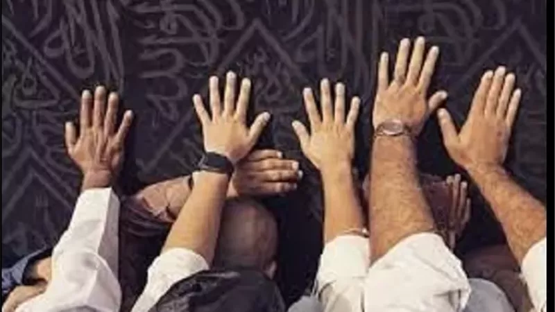 واقعة بصحن المطاف تُثير حكم التعلق بأستار الكعبة والتبرك بها