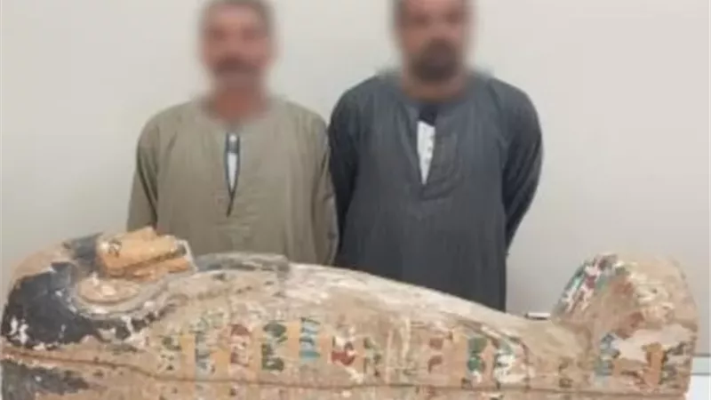 ضربة لمافيا الآثار.. ضبط تابوت من العصر الروماني بحوزة شخصين بسوهاج