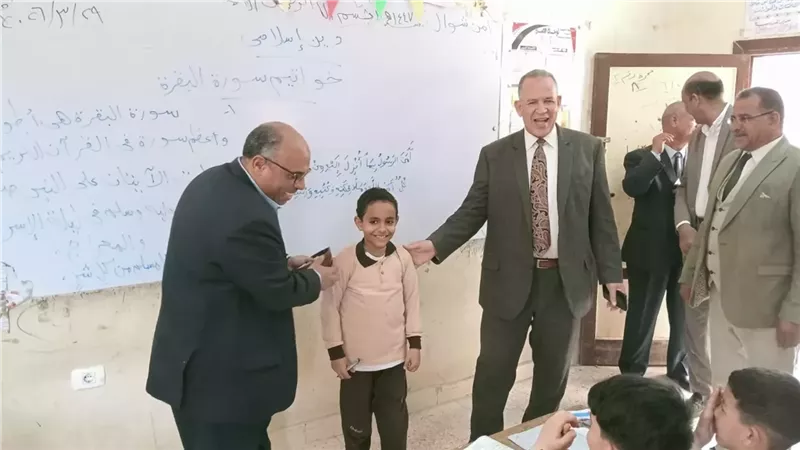 مدير تعليم أسيوط يتفقد 5 مدارس بصدفا ويشيد بمستوى الطلاب