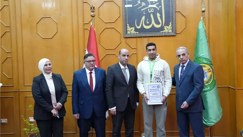 وزير العمل يُسلم عقود تشغيل لذوي الهمم بالإسماعيلية