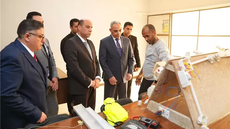 وزير العمل يتفقد مركز التدريب المهني بالإسماعيلية..صور