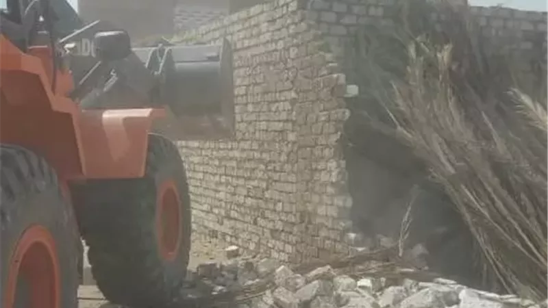إزالة 9 حالات تعدى بالبناء بالطود جنوب شرق الأقصر