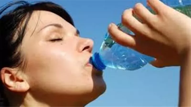 ماذا يحدث لجسمك عند شرب الماء على الريق؟
