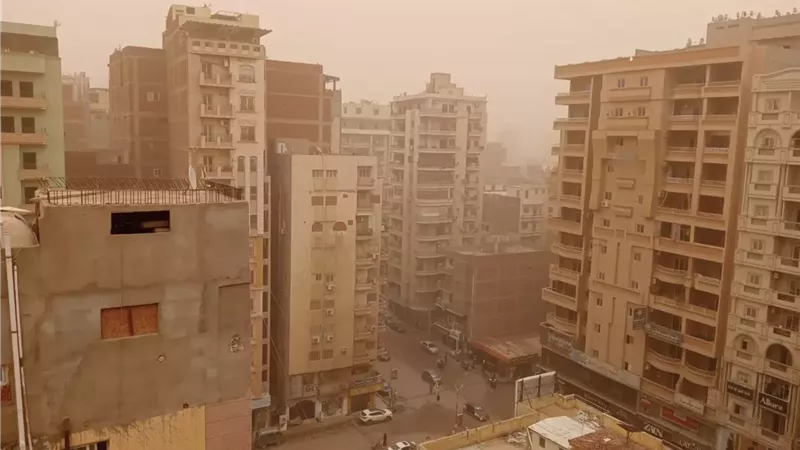 عاصفة رملية تحجب الرؤية بمدن الشرقية