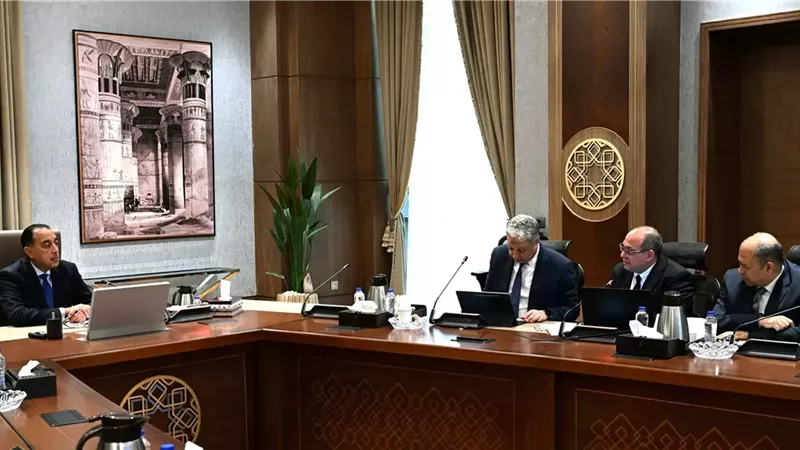 رئيس الوزراء يتابع آليات تنفيذ المبادرة الرئاسية 