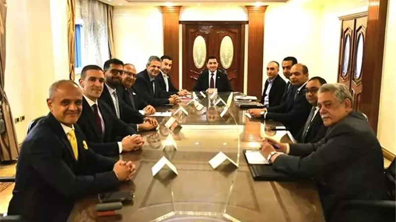 وزير الشباب يستعرض الاستعدادات لبطولة نيو جيزة الدولية للبادل