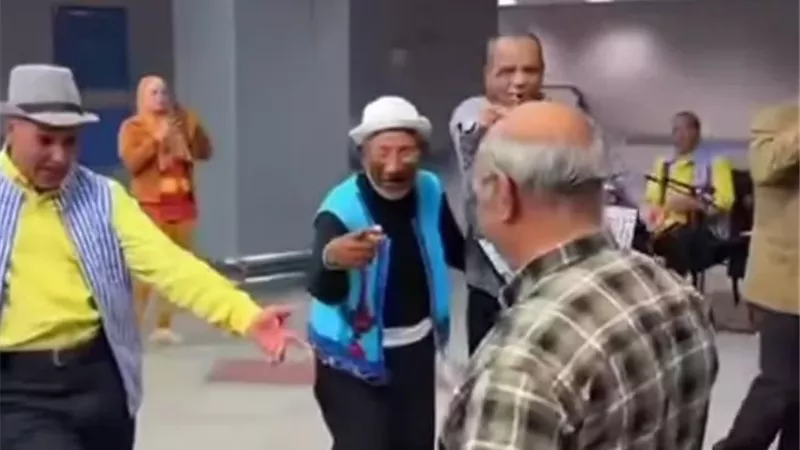 فرقة السمسمية بالإسماعيلية تتألق في مترو امبابة..صور