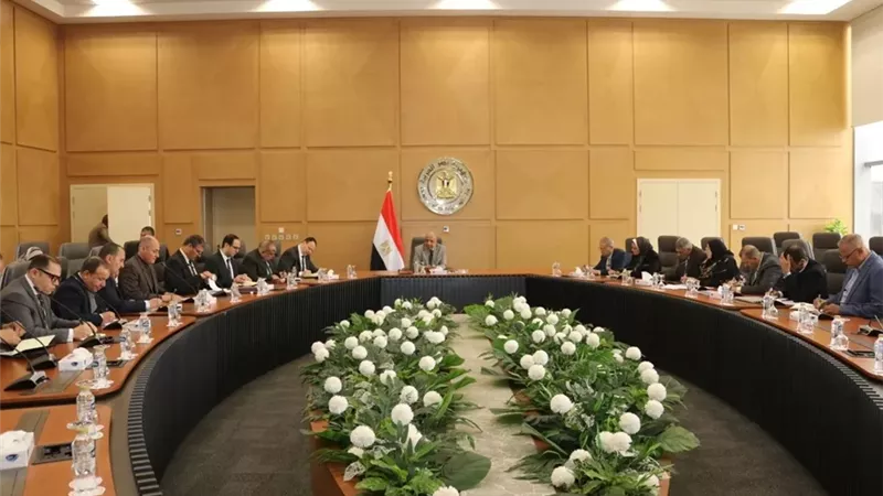الكهرباء: متابعة خطة تشغيل الطاقة المتجددة وخفض استهلاك الوقود