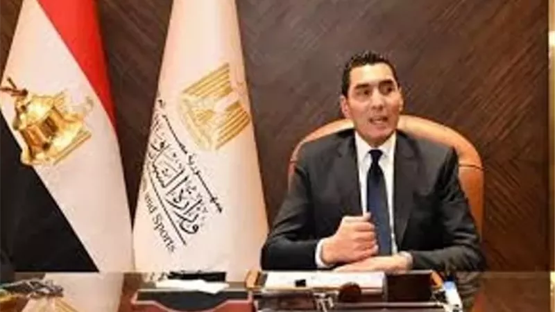 وزير الشباب والرياضة يتابع حالة لاعب المنتخب الوطني إسلام عيسى