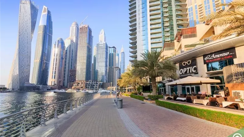 سلطات دبي: تعاملنا مع حادث ناجم عن سقوط حطام على مبنى بمنطقة مرسى