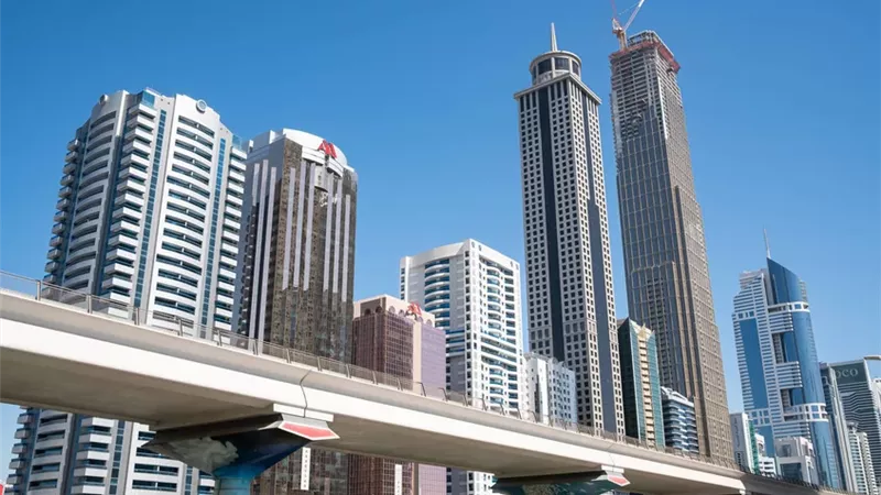 سقوط شظايا على مبنى شركة 