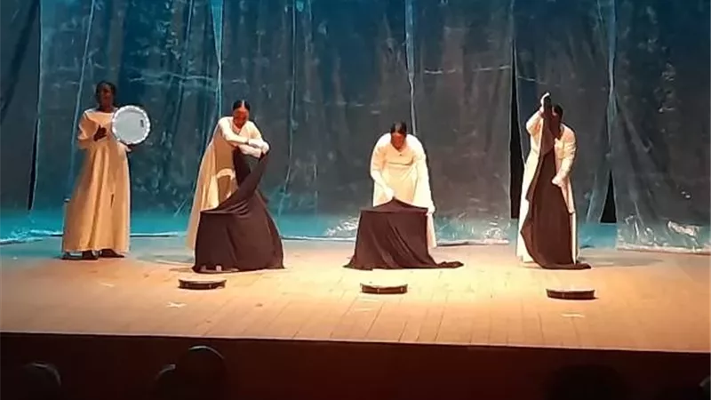 اناكوندا و نون الفجوة عروض بمسرح شباب الجنوب