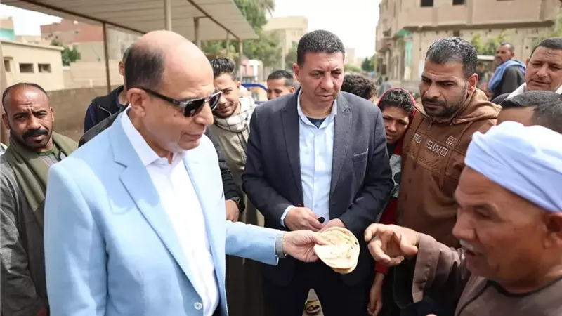 رغيف ناقص ومش آدمي..محافظ المنيا يقود حملة لضبط قوت الغلابة