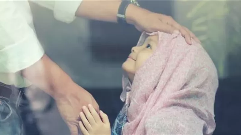 كفالة اليتيم من أعظم أنواع البر وسبيل إلى الجنة
