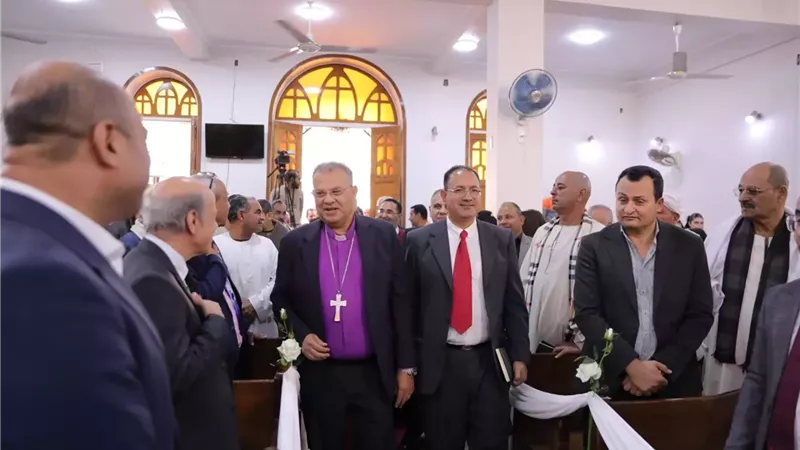 رئيس الإنجيلية يختتم جولته بالصعيد برسامة القس مينا راعيًا لحرز