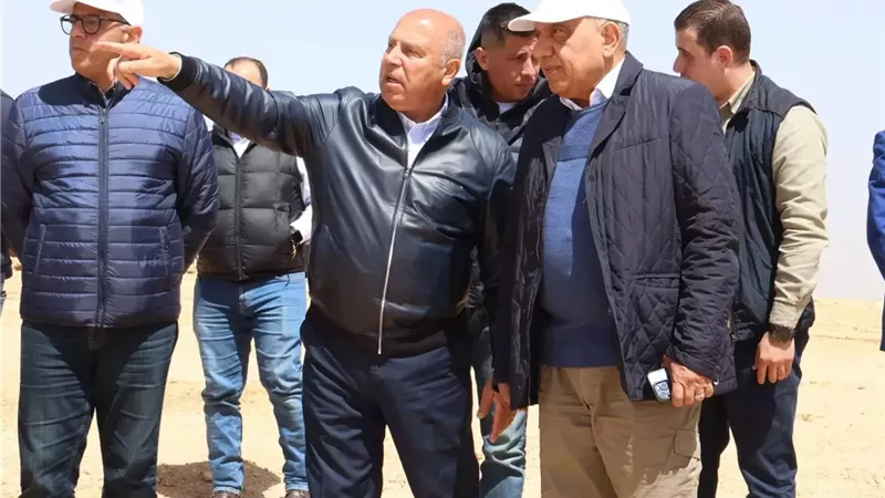 وزيرا النقل والكهرباء يتفقدان جبل الجلالة لإقامة مشروعات لتوليد الكهرباء