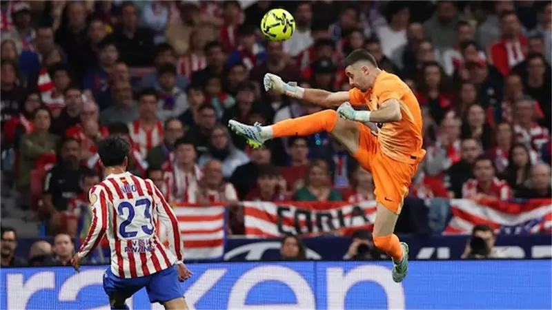 بطاقة حمراء للاعب أتلتيكو أمام برشلونة وتعادل 1/1 في شوط أول مثير