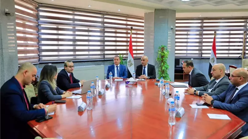 وزير التربية والتعليم يبحث مع رئيس هيئة الرقابة المالية آليات إدراج 