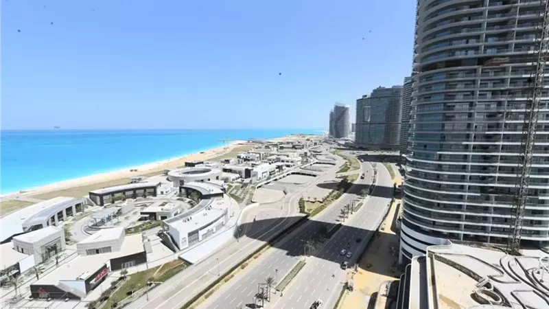 وزيرة الإسكان توجه بسرعة تسليم وحدات الأبراج الشاطئية بالعلمين