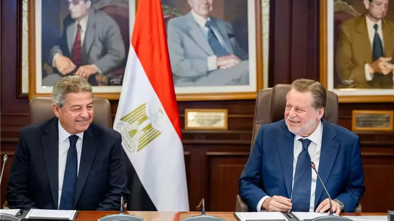 محافظ البنك المركزي ورئيس الأعلى للإعلام يوقعان بروتوكولاً لتنظيم المحتوى الرقمي المصرفي