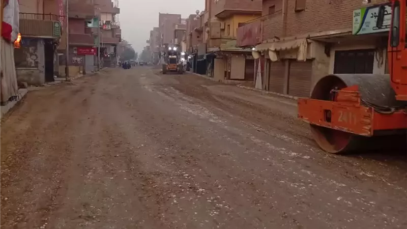محافظ الجيزة يتابع أعمال رصف وتطوير طريق المنوات