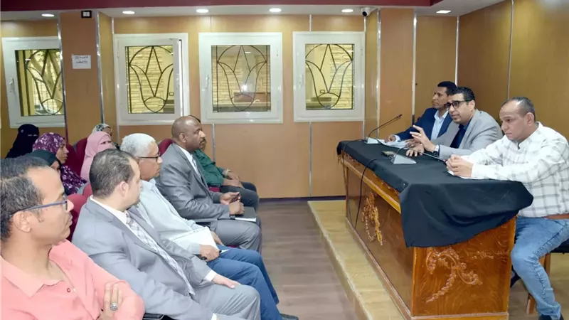 ٢٢ طلب وشكوى أمام نائب محافظ الأقصر فى اليوم المفتوح