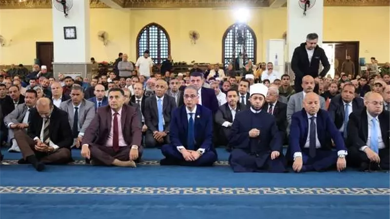 وزير الأوقاف ومحافظ الجيزة يؤديان صلاة الجمعة بمسجد خديجة